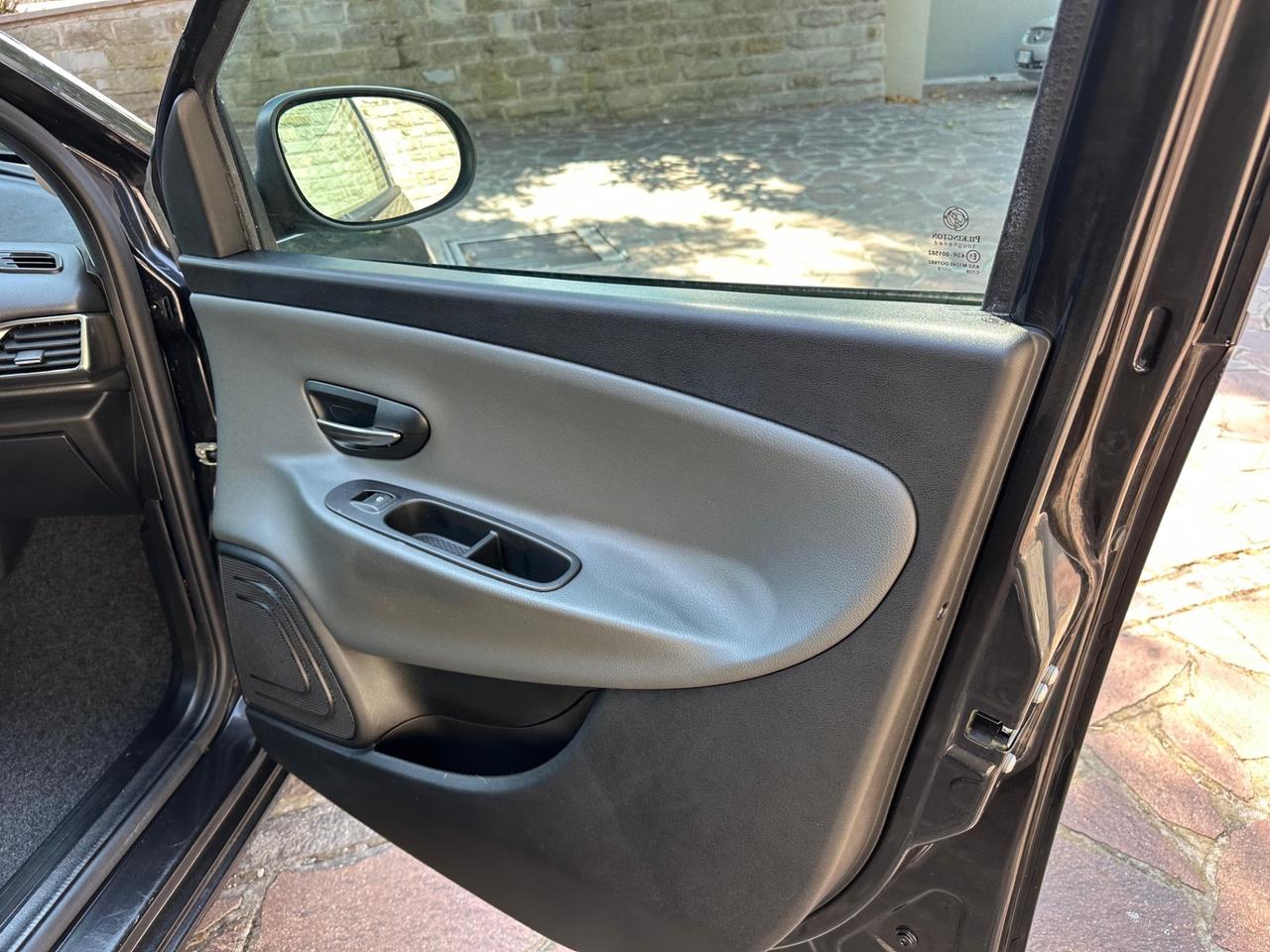 Lancia Ypsilon 1.2 69 CV 5 porte S&S Gold neopatentati