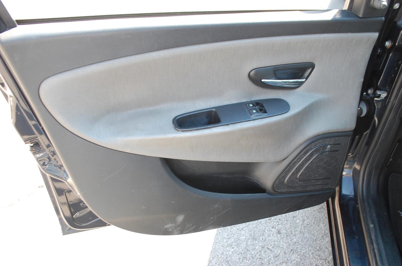 Lancia Ypsilon 1.2 8v Silver ecochic Gpl 69CV Uff Italy Lega