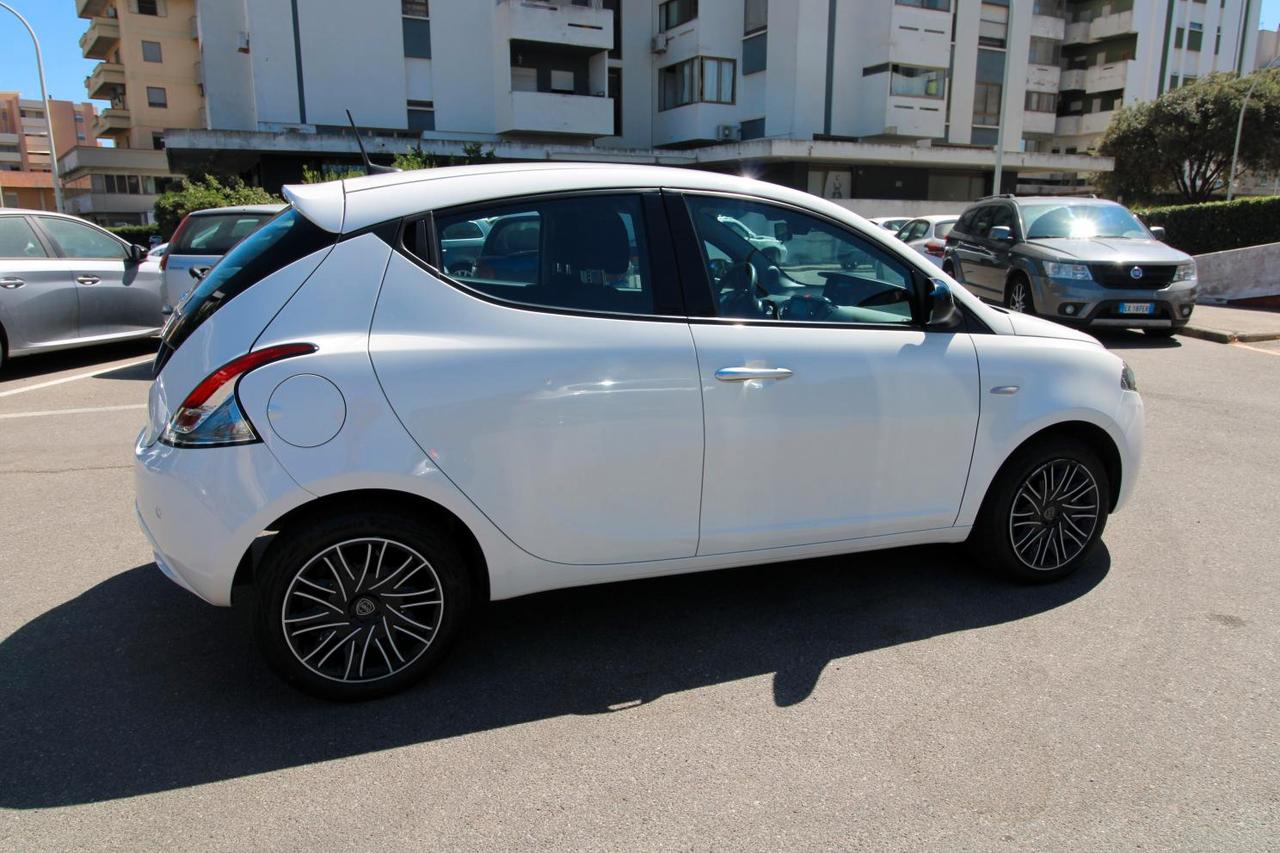 Lancia Ypsilon 1.0 FireFly 5 porte S&S Hybrid Alberta Ferretti