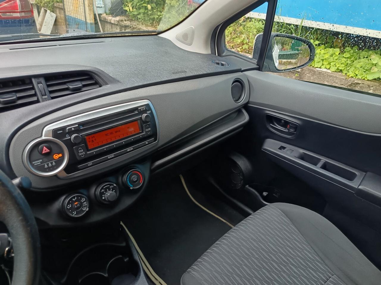 Toyota Yaris Lounge 1.0 benz2012 km originali!!!
