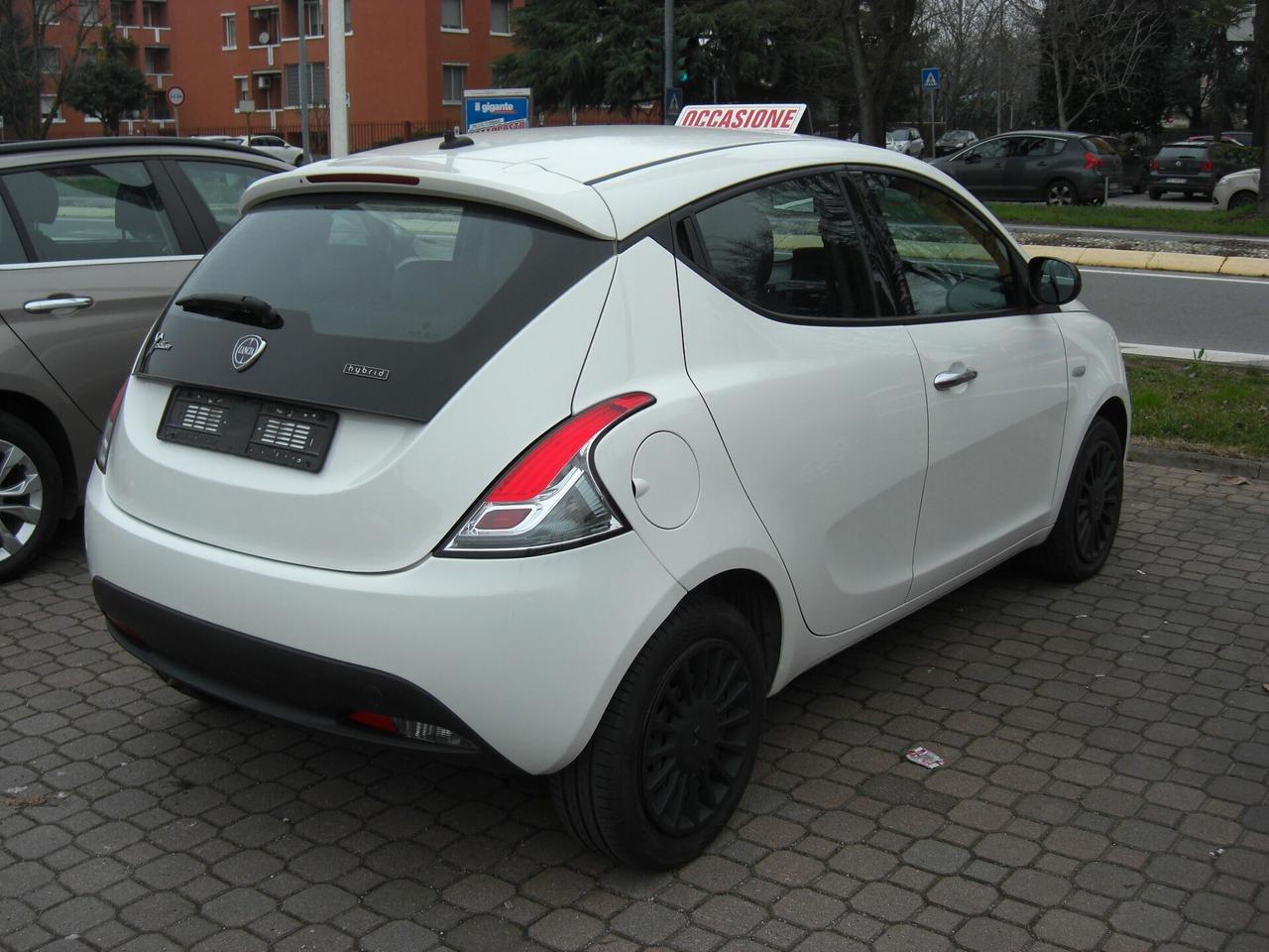 Lancia Ypsilon 1.0 5 porte Hybrid Silver