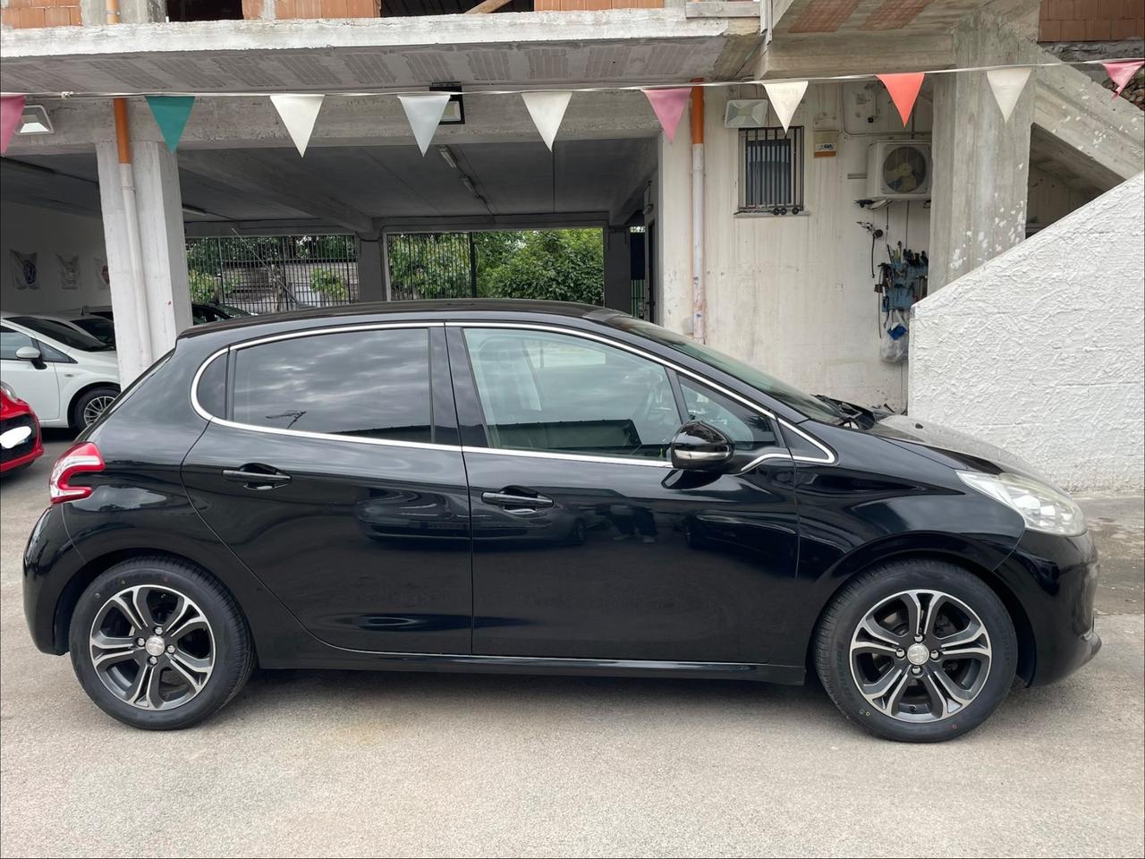 Peugeot 208 1.4 HDi 68 CV 5 porte Allure tetto nav gomme nuove