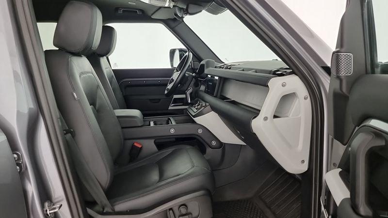 Land Rover Defender 3.0D I6 250 110 SE AWD auto.