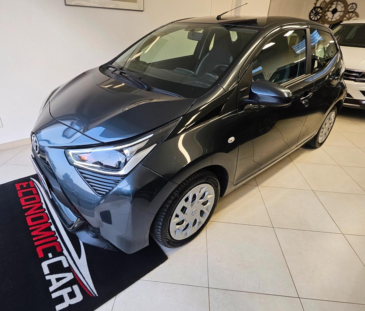 Toyota Aygo Connect 1.0 VVT-i 72 CV 5 porte x-wave grey