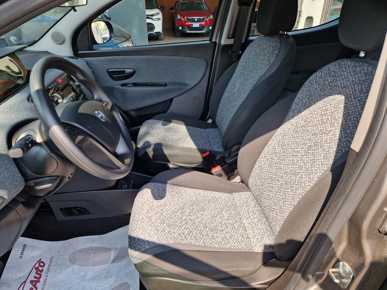 Lancia Ypsilon 1.0 FireFly 5 porte S&S Hybrid Silver