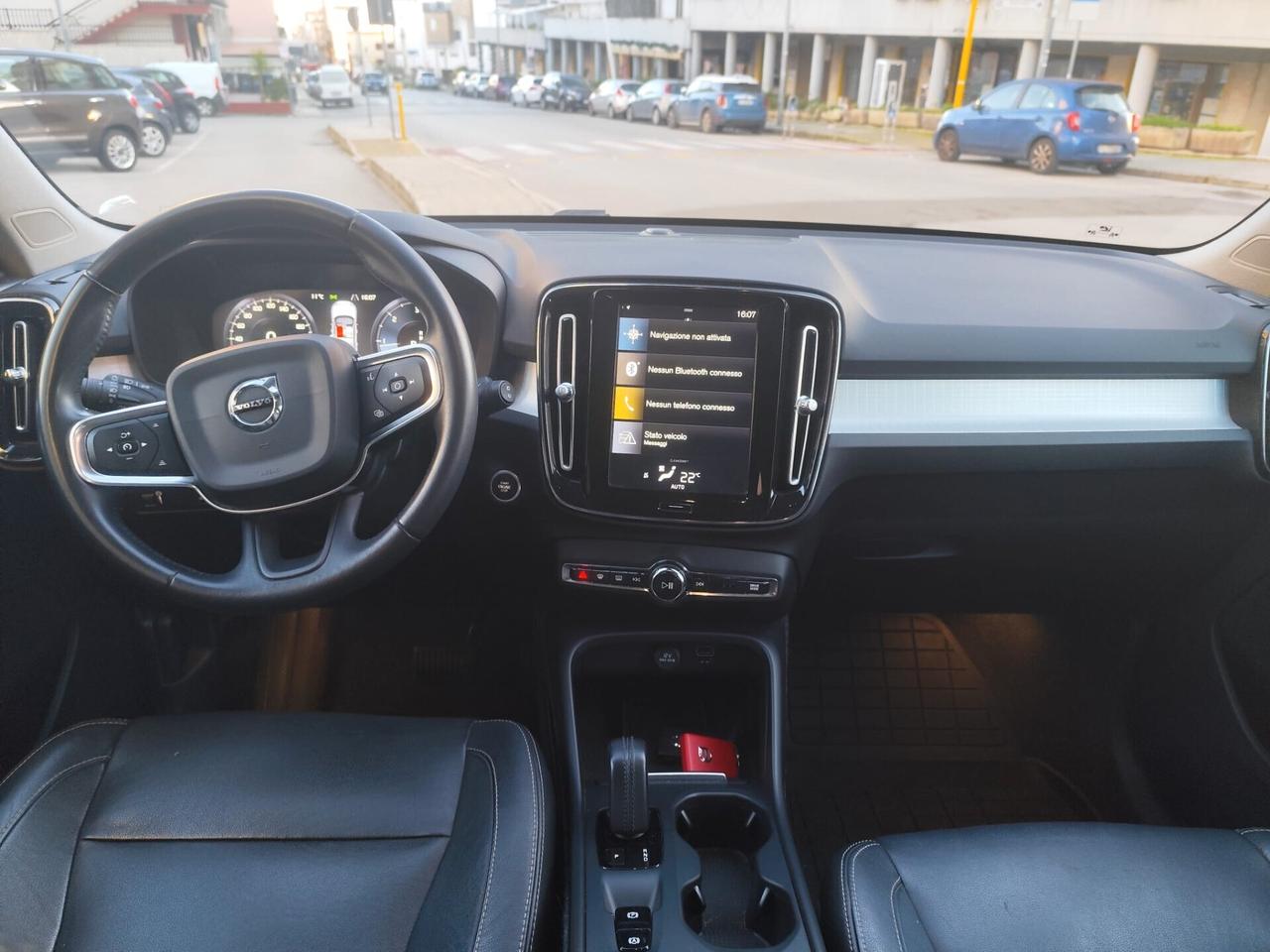 Volvo XC40 2.0 D3 Momentum * Strafull * Pelle * Navi * Garantita 12 Mesi