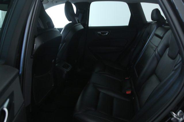 VOLVO XC60 B4 (d) AWD Geartronic Momentum Int. Pelle