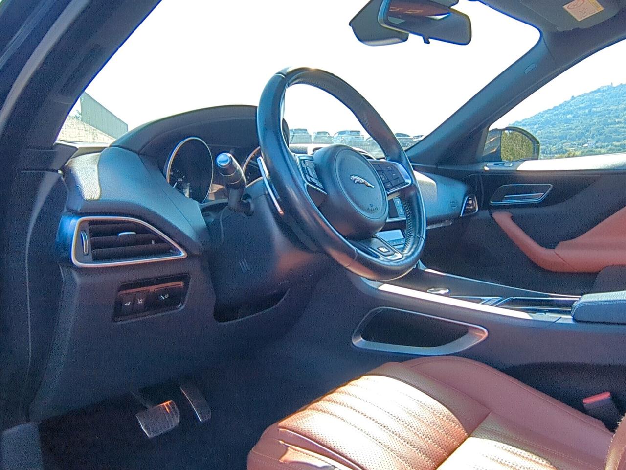 Jaguar F-Pace 2.0 D 180 CV AWD aut. R-Sport