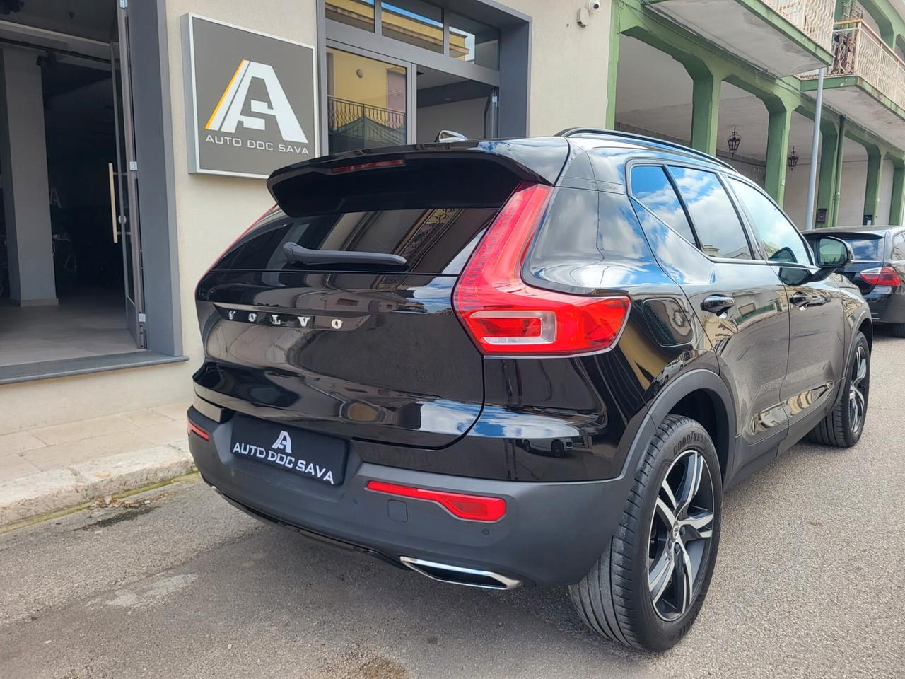 Volvo XC40 D3 Geartronic R-Design Retroc. Cerchi 19 Full Led...