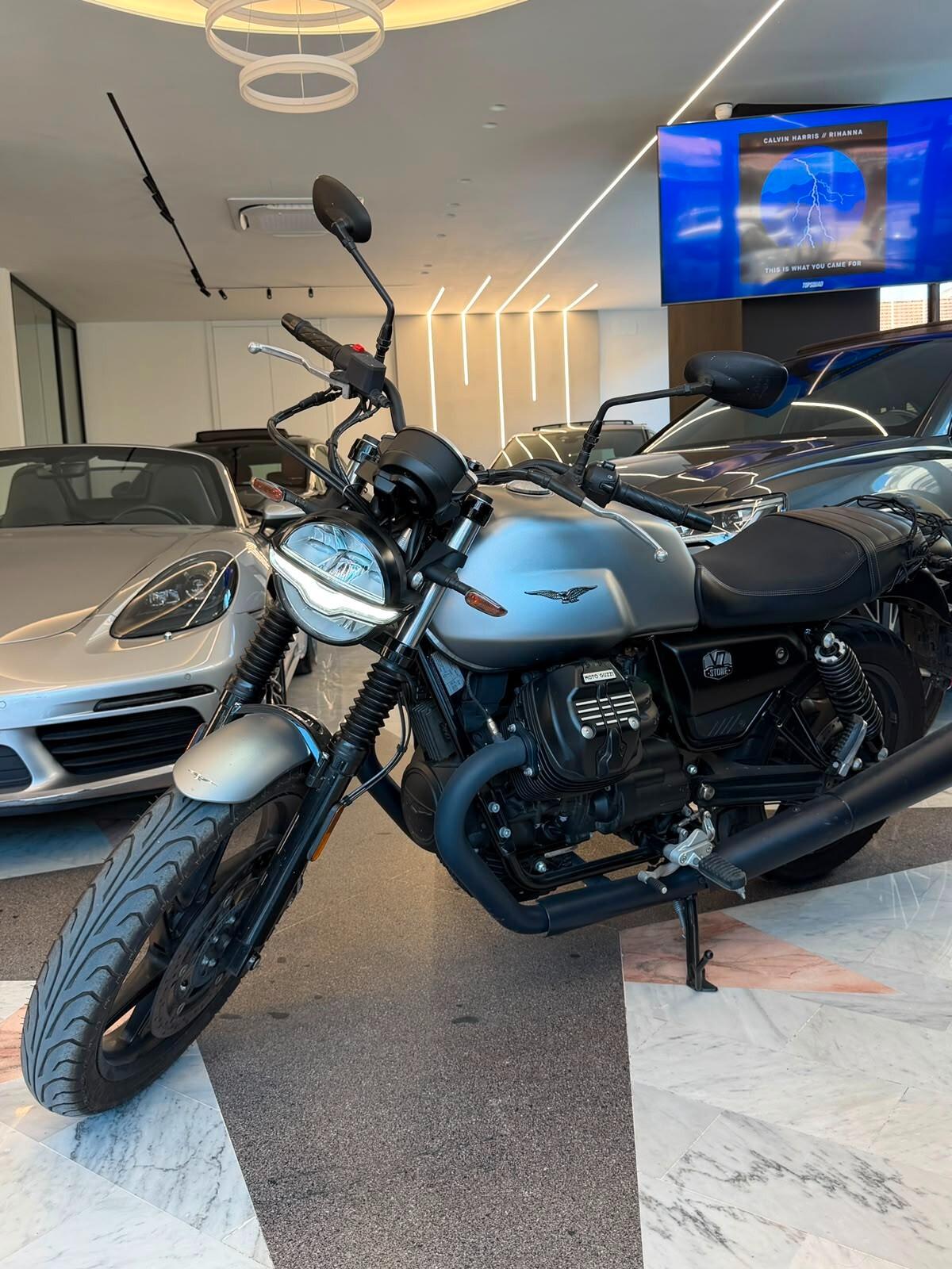 Moto Guzzi V7 exclusive 2023