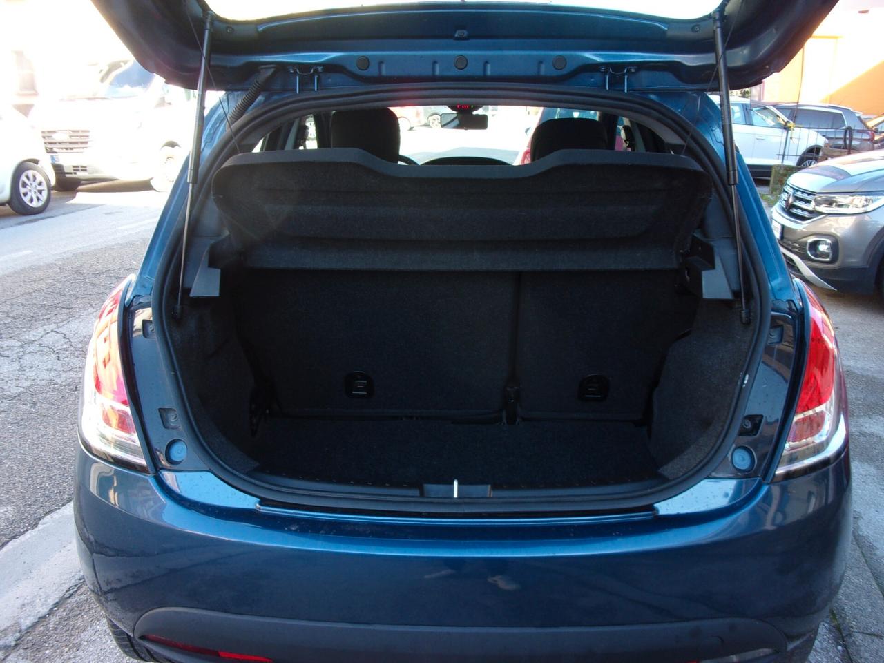 Lancia Ypsilon 1.0 FireFly 5 porte S&S Hybrid Gold