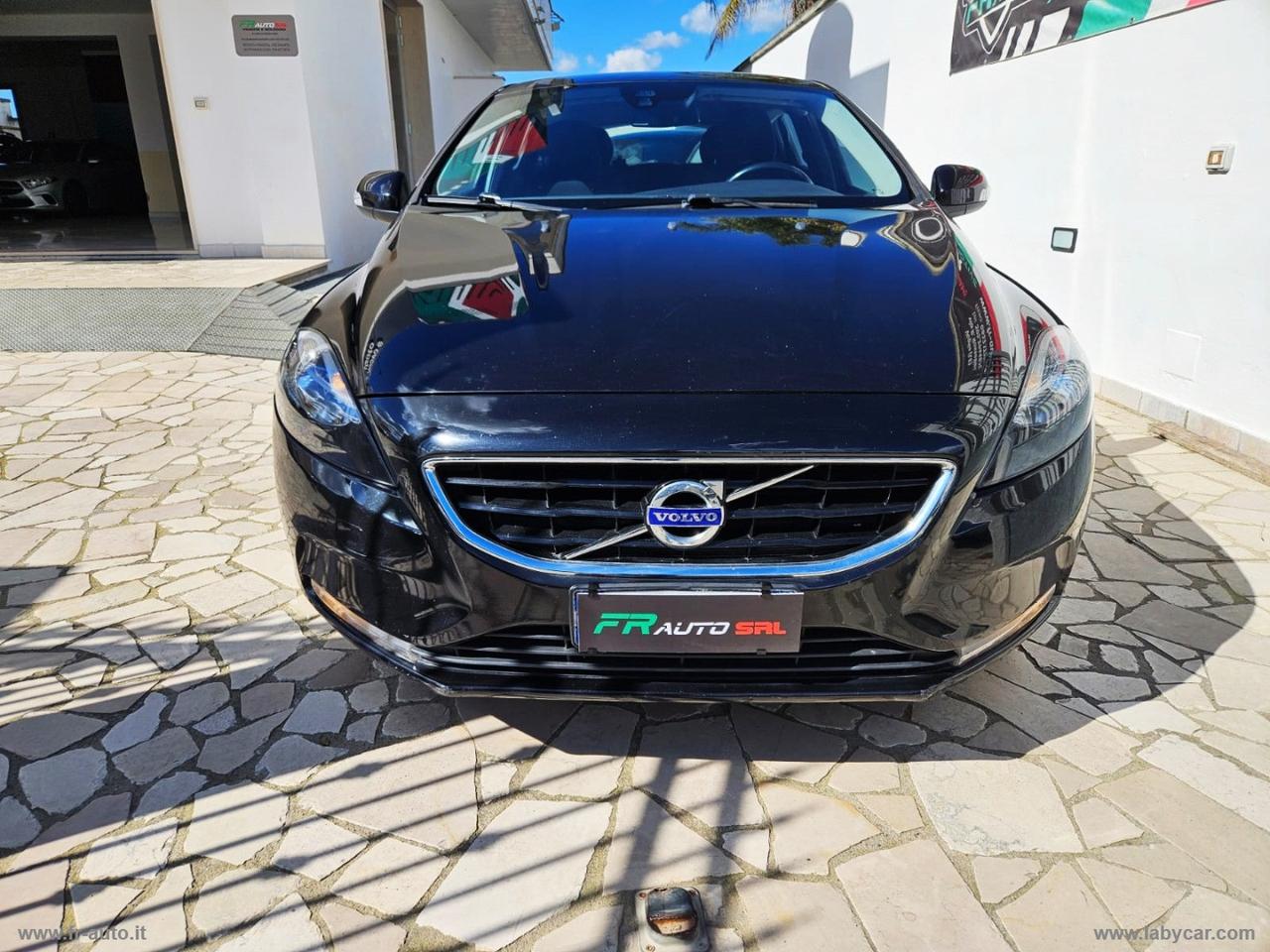 VOLVO V40 D2 R-design Momentum