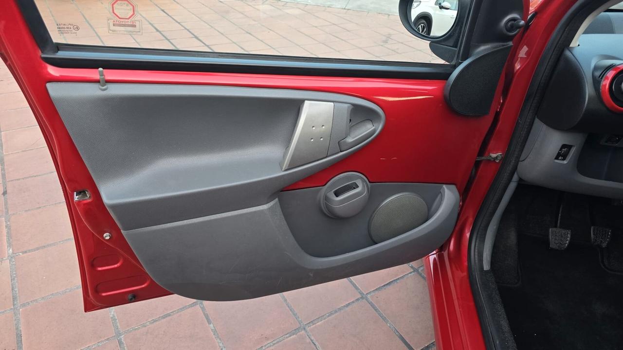 Toyota Aygo 1.0 12V VVT-i 5 porte Sol Connect Red Edition