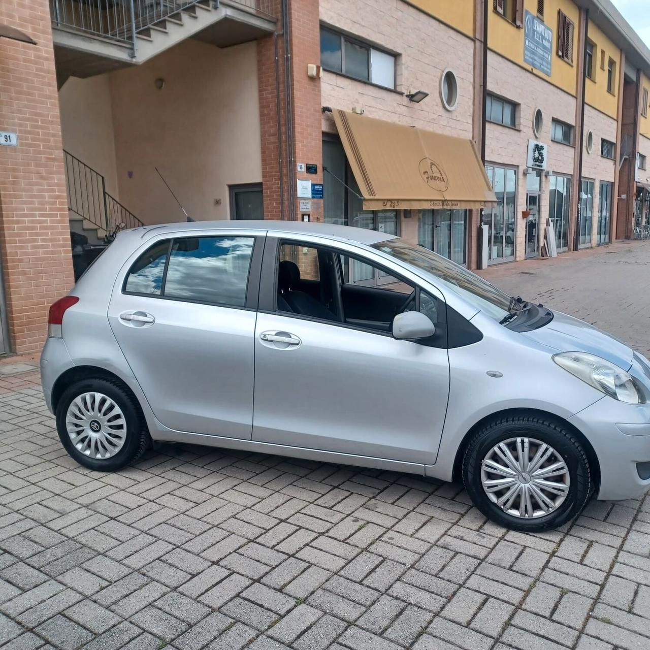 NEOPATENTATI YARIS 1.0 5 PORTE BEN CONSERVATA