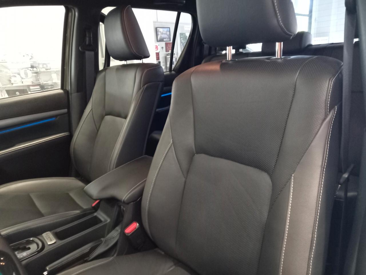 Toyota Hilux 2.8 D A/T 4WD 4 porte Double Cab Invincible