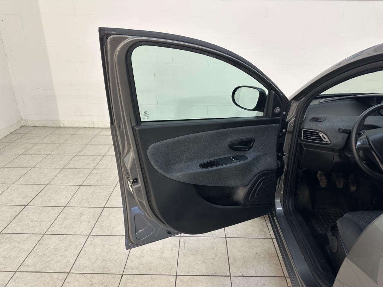 Lancia Ypsilon 1.0 FireFly 5 porte S&S Hybrid Ecochic Silver