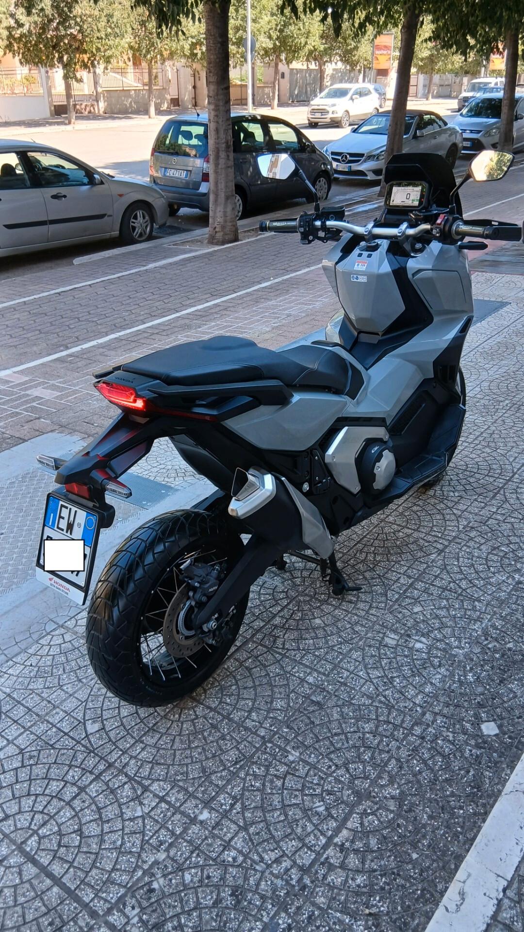 HONDA X-ADV 750 PARI AL NUOVO KM. CERTIFICATI