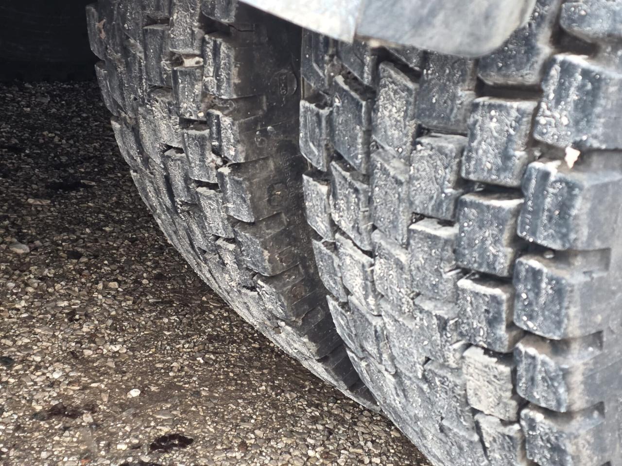 Iveco Eurotech con ribaltabile e gru