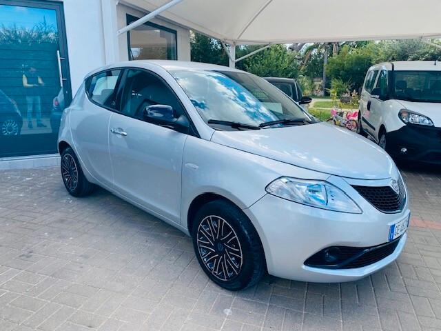 Lancia Ypsilon 1.0 FireFly 5 porte S&S Hybrid Ecochic Silver