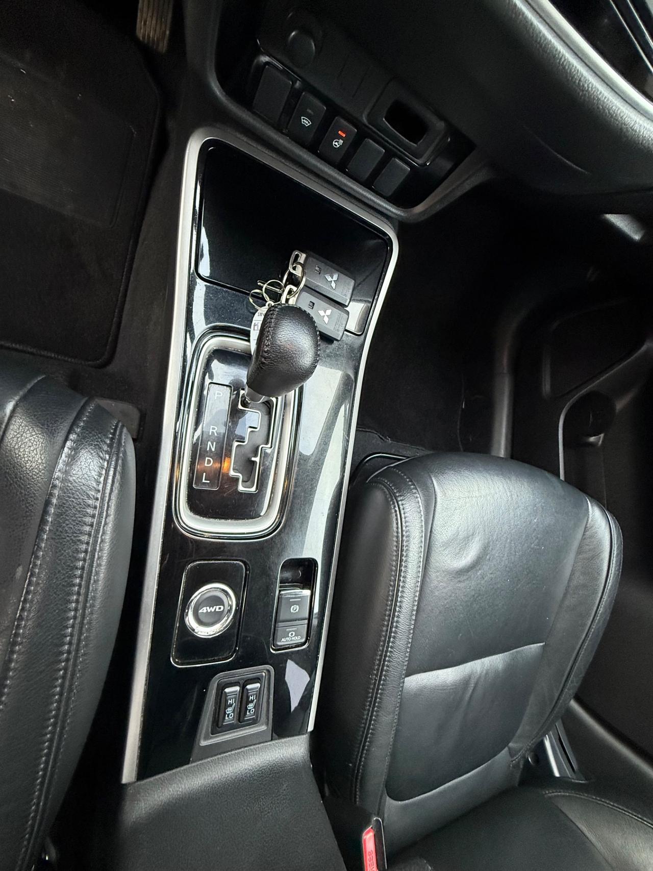 Outlander 2.2 DI-D 4x4-Instyle -7 posti-unipro-rate-E6