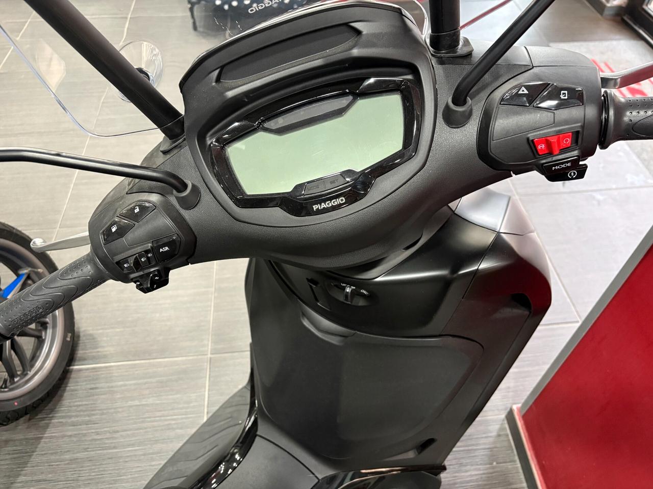 Piaggio Beverly 400 HPE Deep Black My2024 Euro5