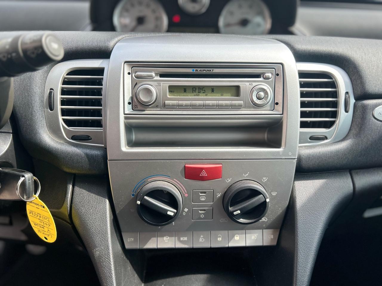 Lancia Ypsilon 1.3 MJT 75 CV Versus