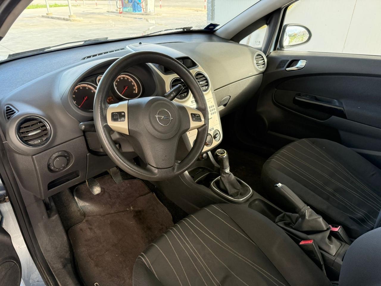 Opel Corsa 1.2 3 porte Club X neopatentati