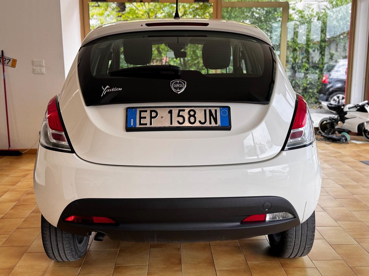 Lancia Ypsilon 0.9 TwinAir 85 CV 5 porte Metano Ecochic Silver
