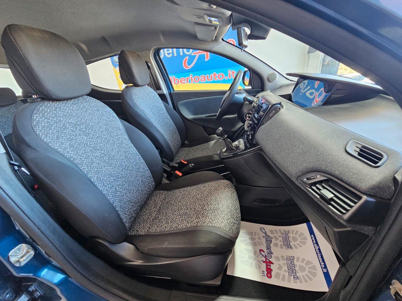 Lancia Ypsilon 1.0 firefly hybrid Silver s&s 70cv 5p.ti