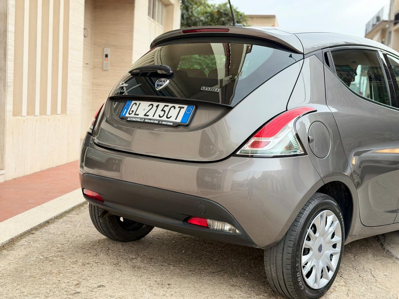 Lancia Ypsilon 1.0 FireFly 5 porte S&S Hybrid Silver