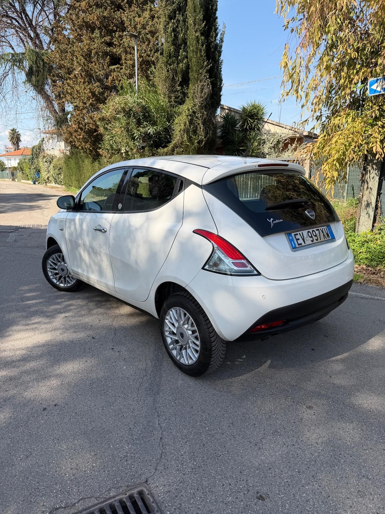 Lancia Ypsilon 0.9 TwinAir 85 CV 5 porte Metano Ecochic Silver