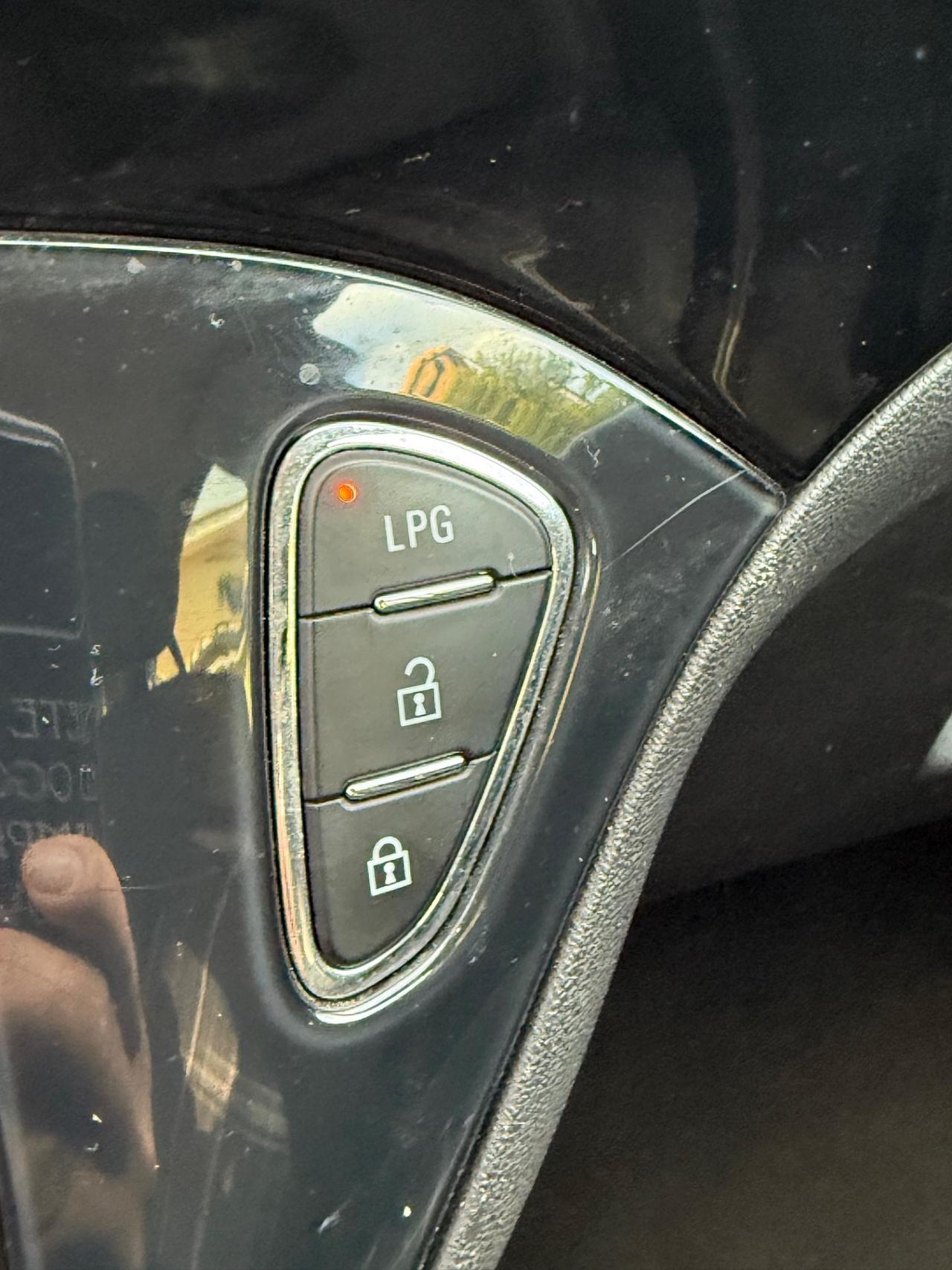 Opel Corsa 1.4 90CV GPL Tech 5 porte Innovation