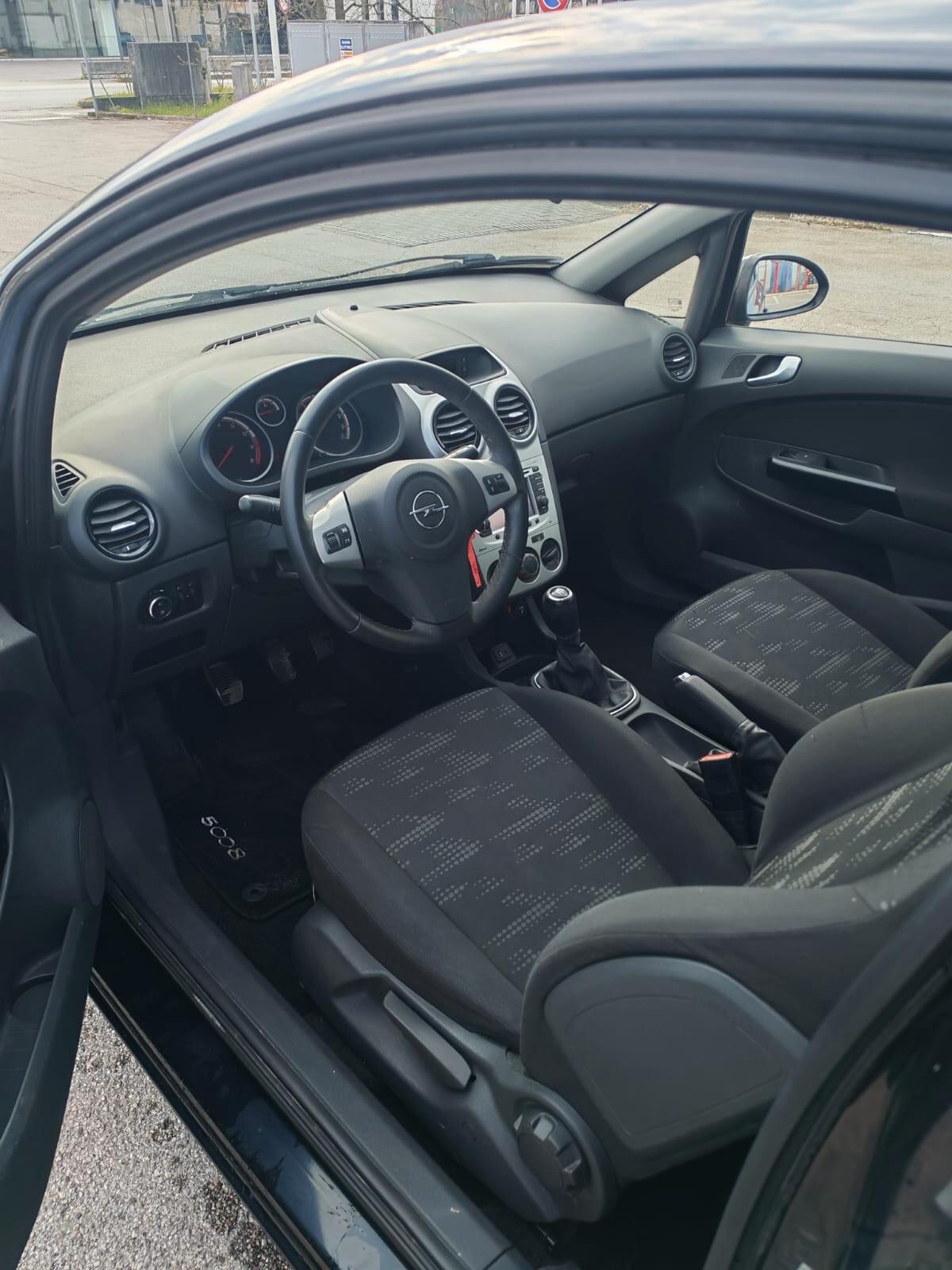 Opel Corsa 1.2 3 porte b-color