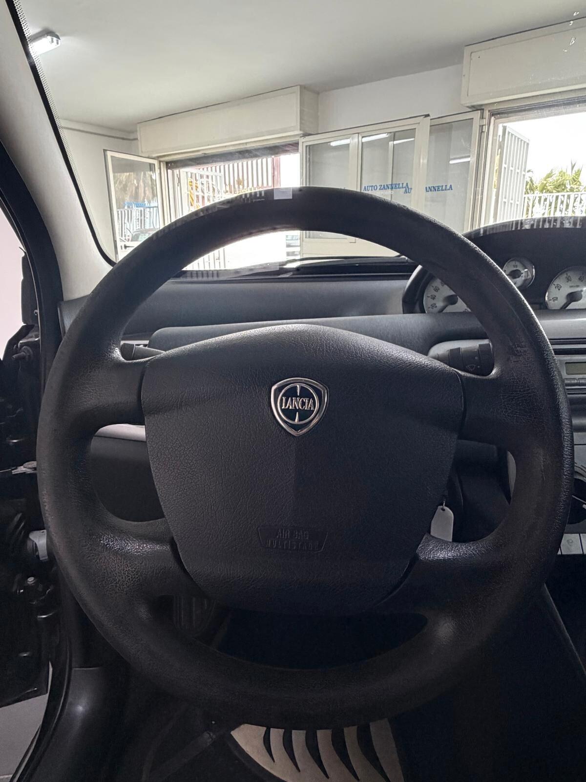 Lancia Ypsilon 1.3 MJT 75 CV Versus