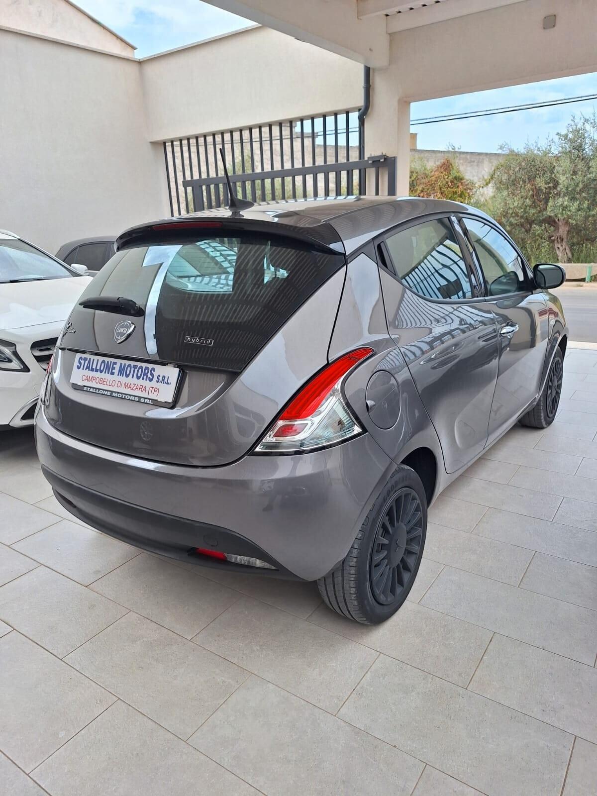 Lancia Ypsilon 1.0 FireFly S&S Hybrid Silver 2023