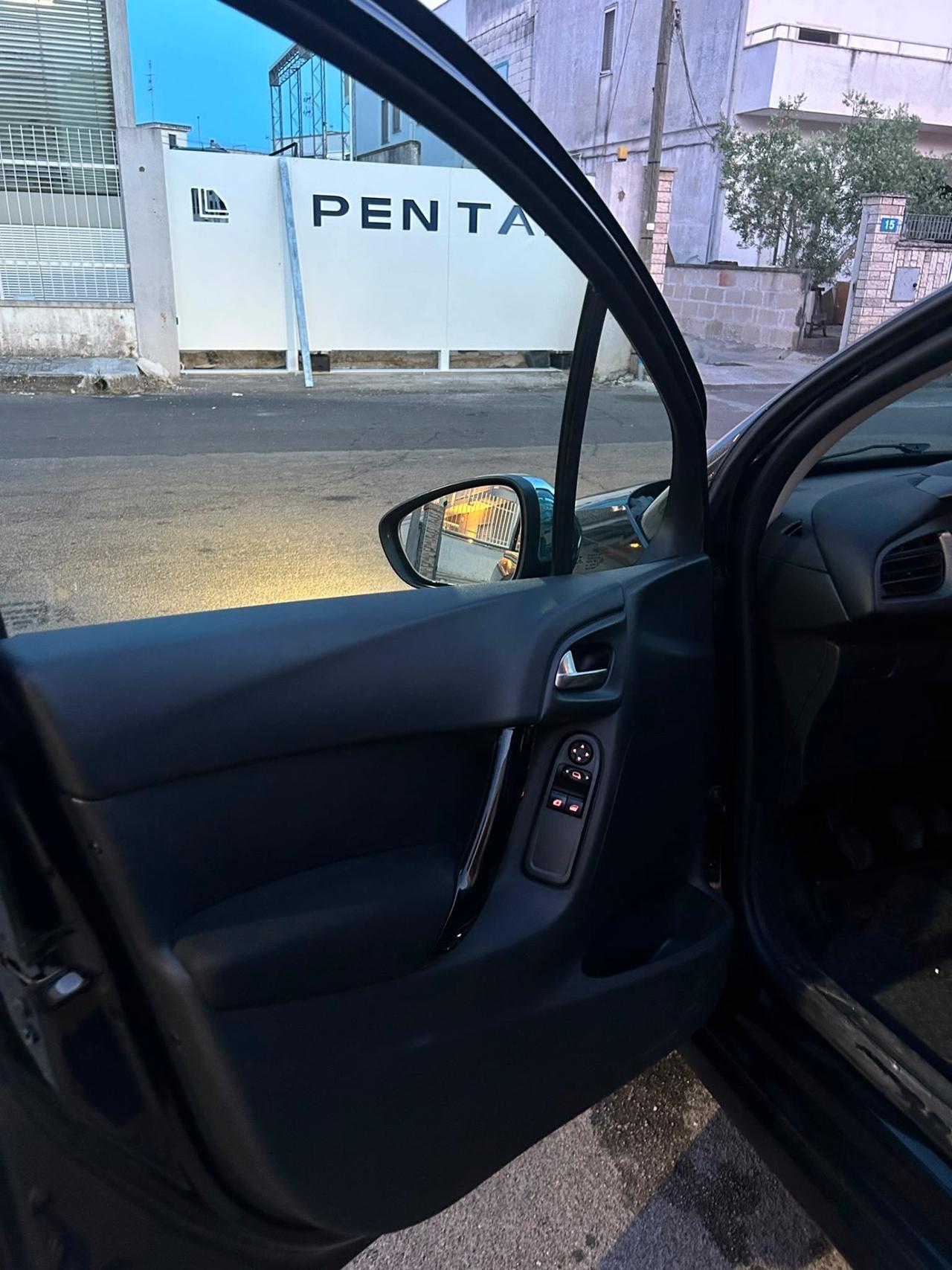 Citroen C3 Exclusive-2015 LED/USB