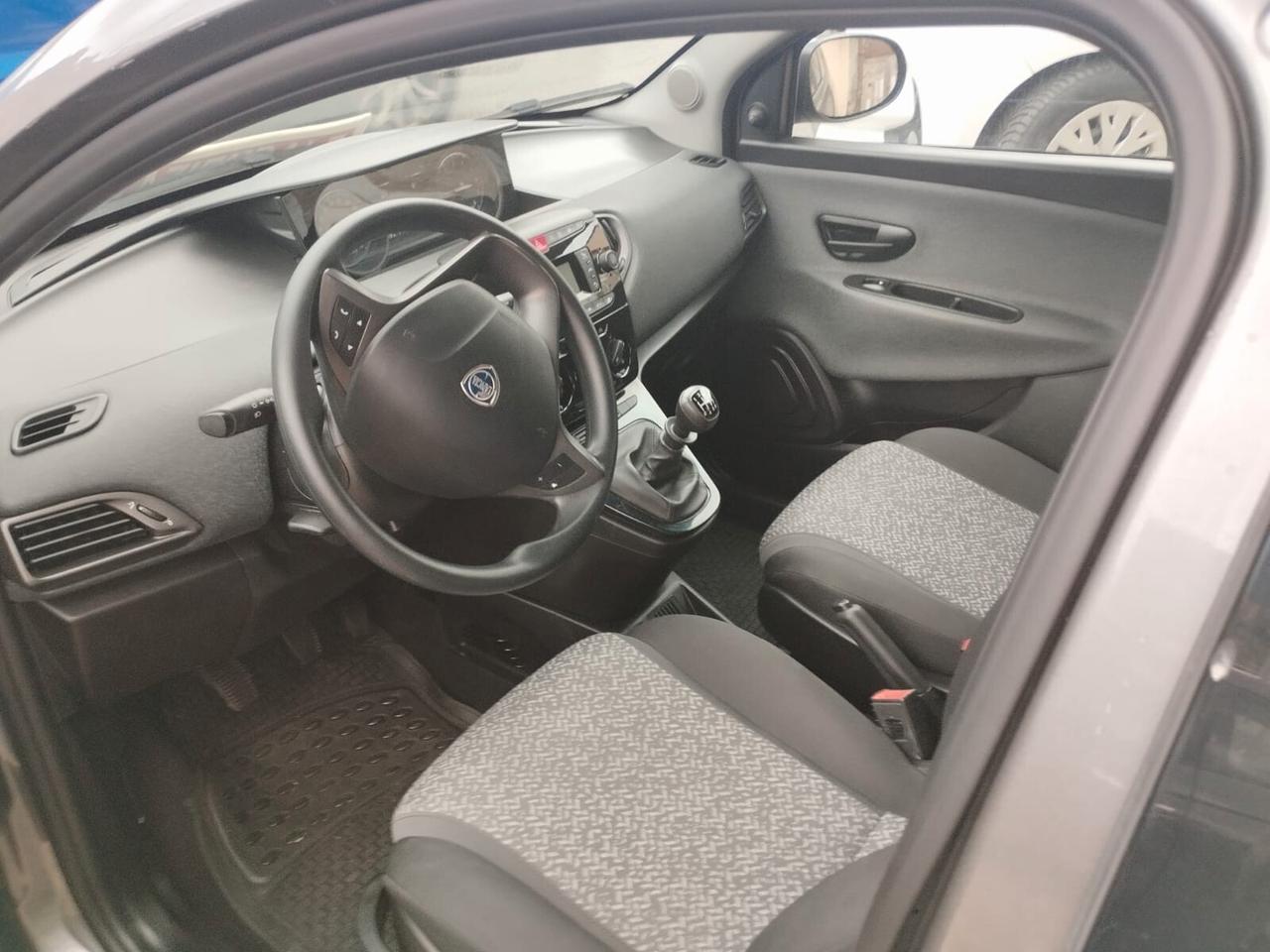 Lancia Ypsilon 1.0 FireFly 5 porte S&S Hybrid Ecochic Silver