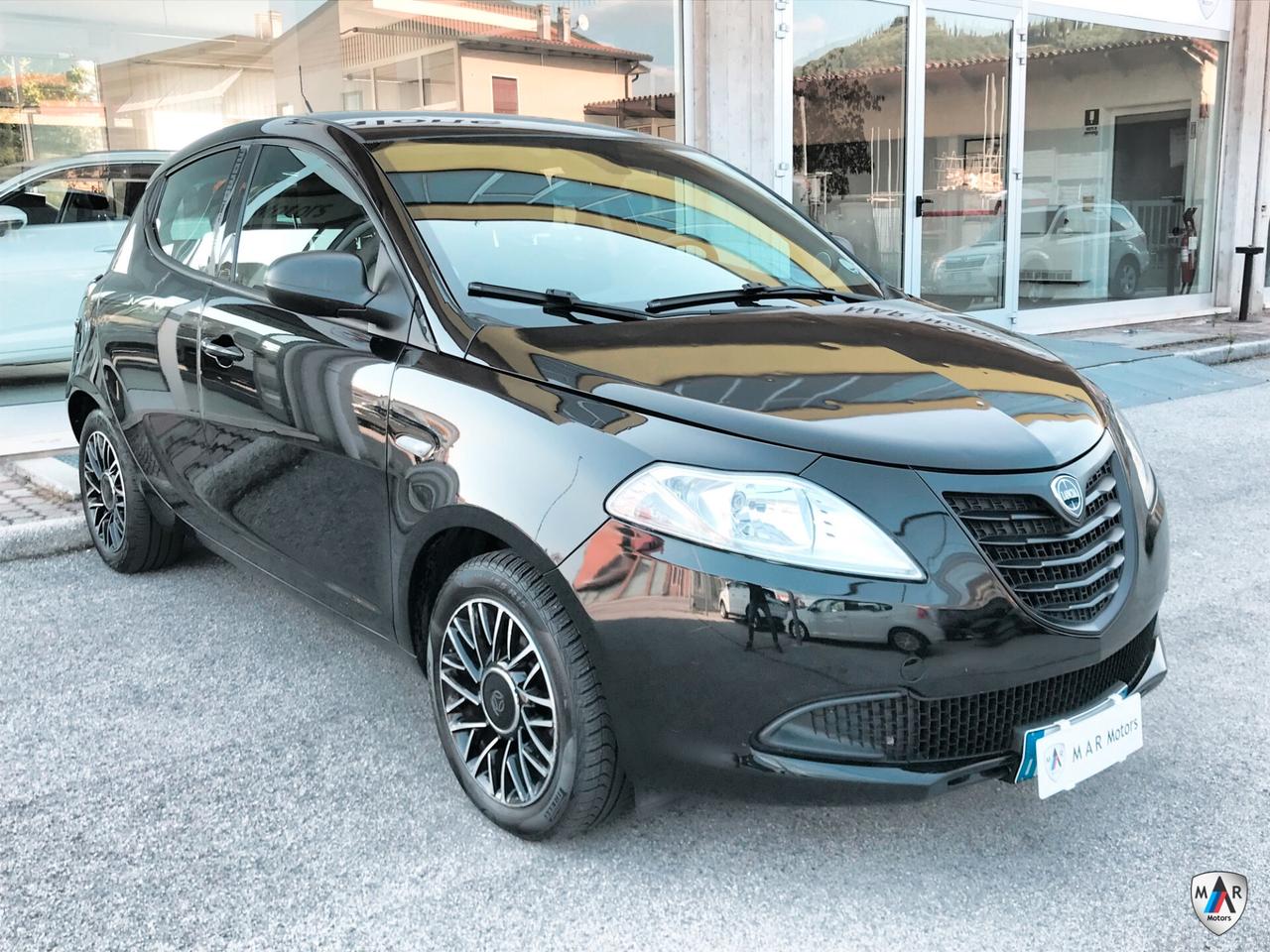 Lancia Ypsilon 1.2 69 CV 5 porte S Momodesign