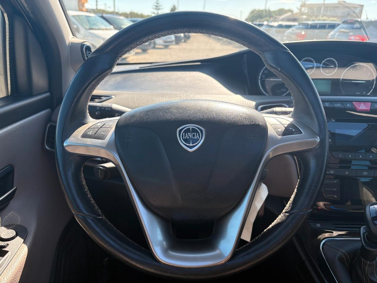 Lancia Ypsilon 1.2 69 CV 5 porte Platinum TETTO APRIBILE