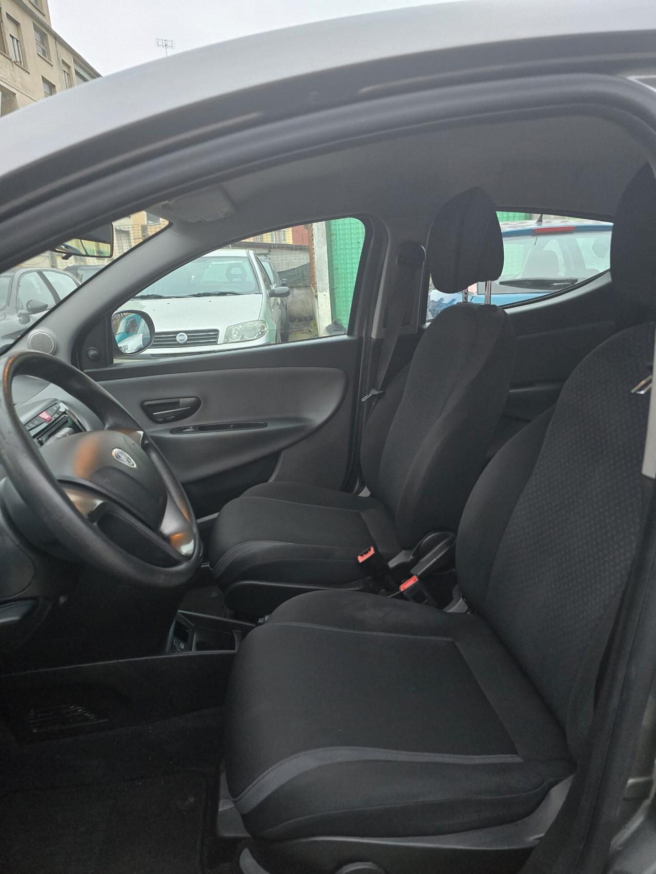 Lancia Ypsilon 1.2 69 CV 5 porte Silver