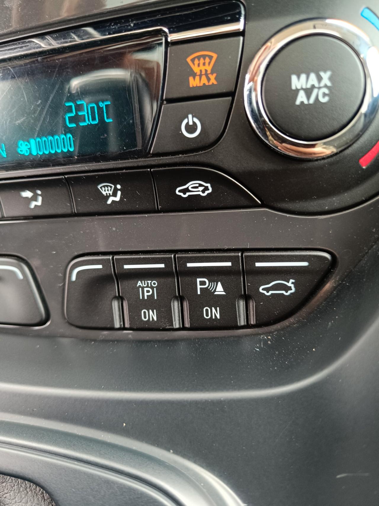 Ford Kuga 2.0 TDCI 140 CV 4WD Powershift Business