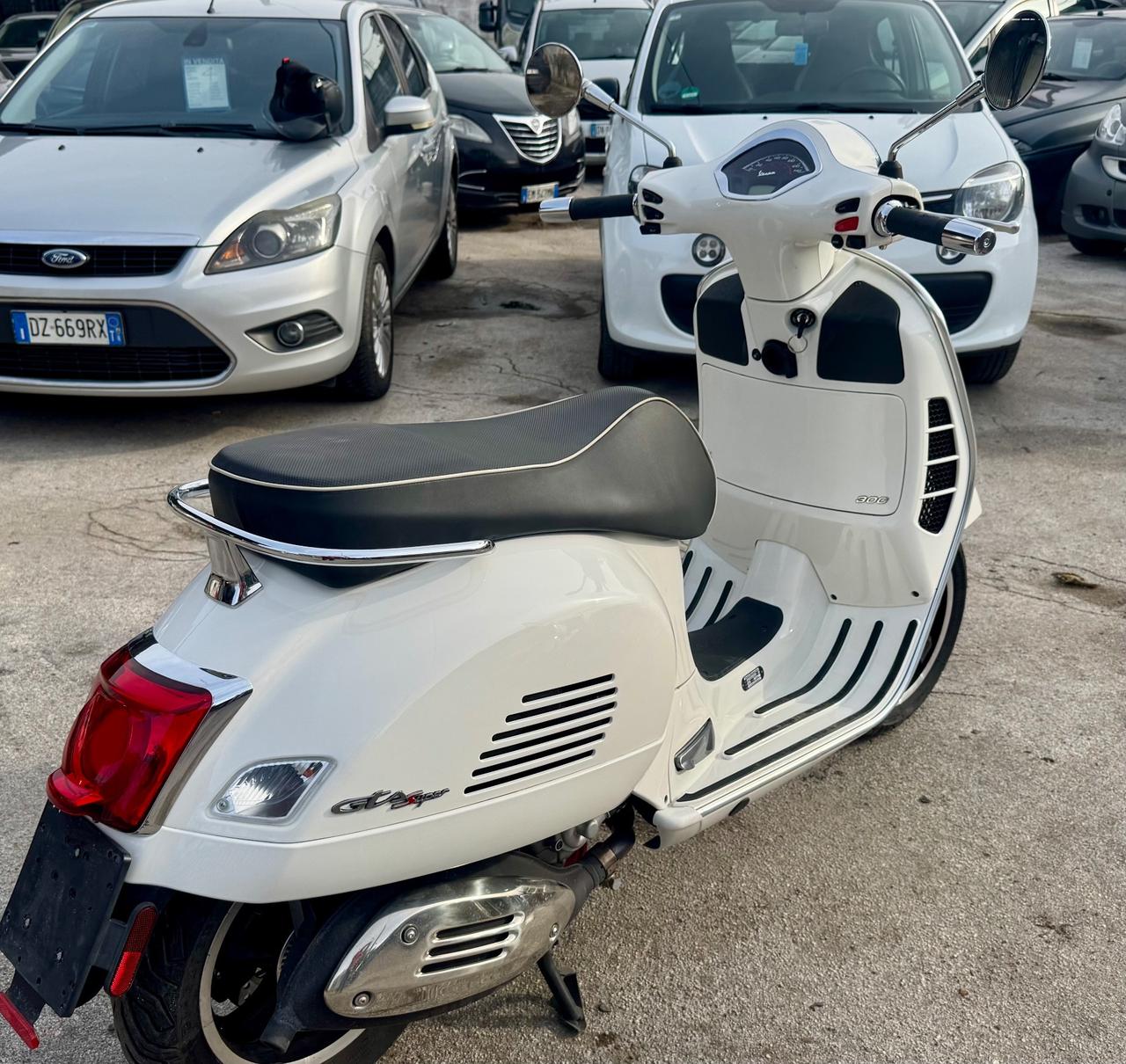 Piaggio Vespa 300 GTS SUPER