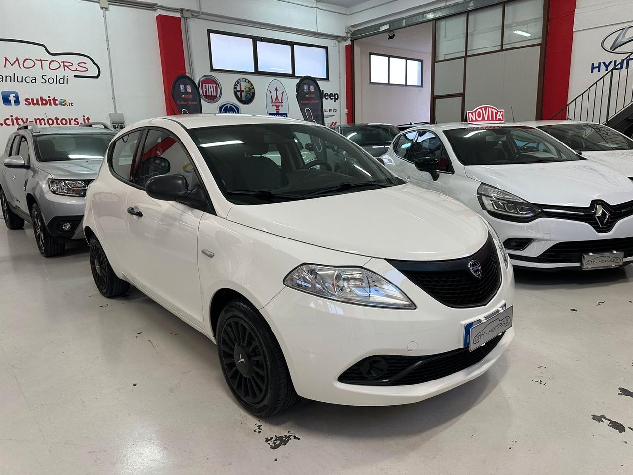 Lancia Ypsilon 1.2 69 CV 5 porte S&S Black and Noir