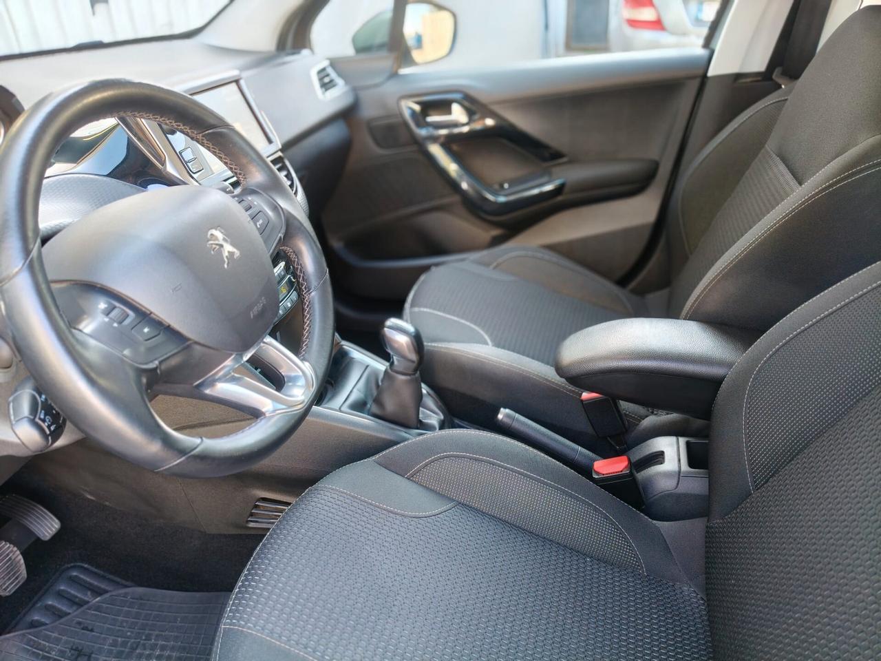 Peugeot 208 anno 2019 full optional