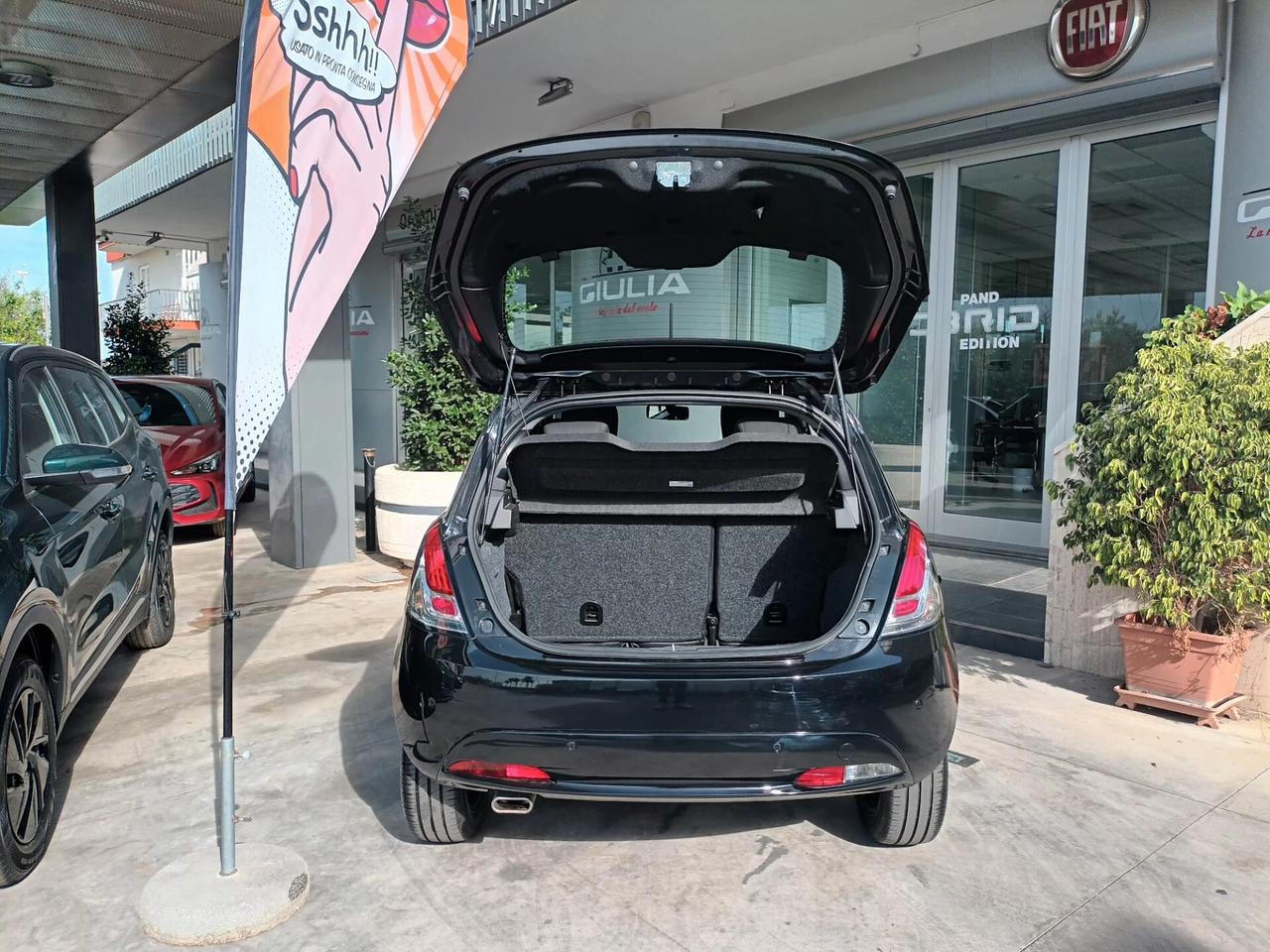 Lancia Ypsilon 1.0 Platino Hybrid 70 CV