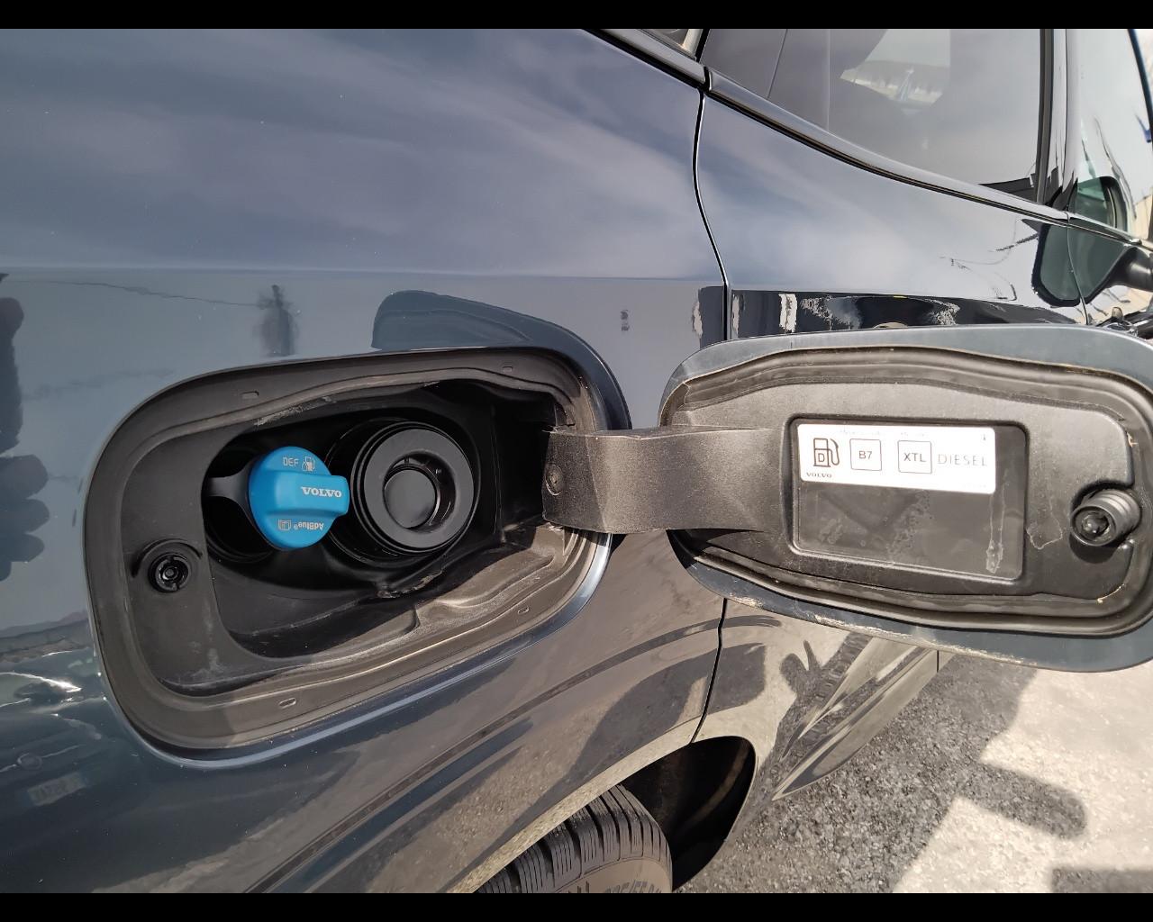 VOLVO XC60 II 2022 - XC60 2.0 b4 Plus Dark auto