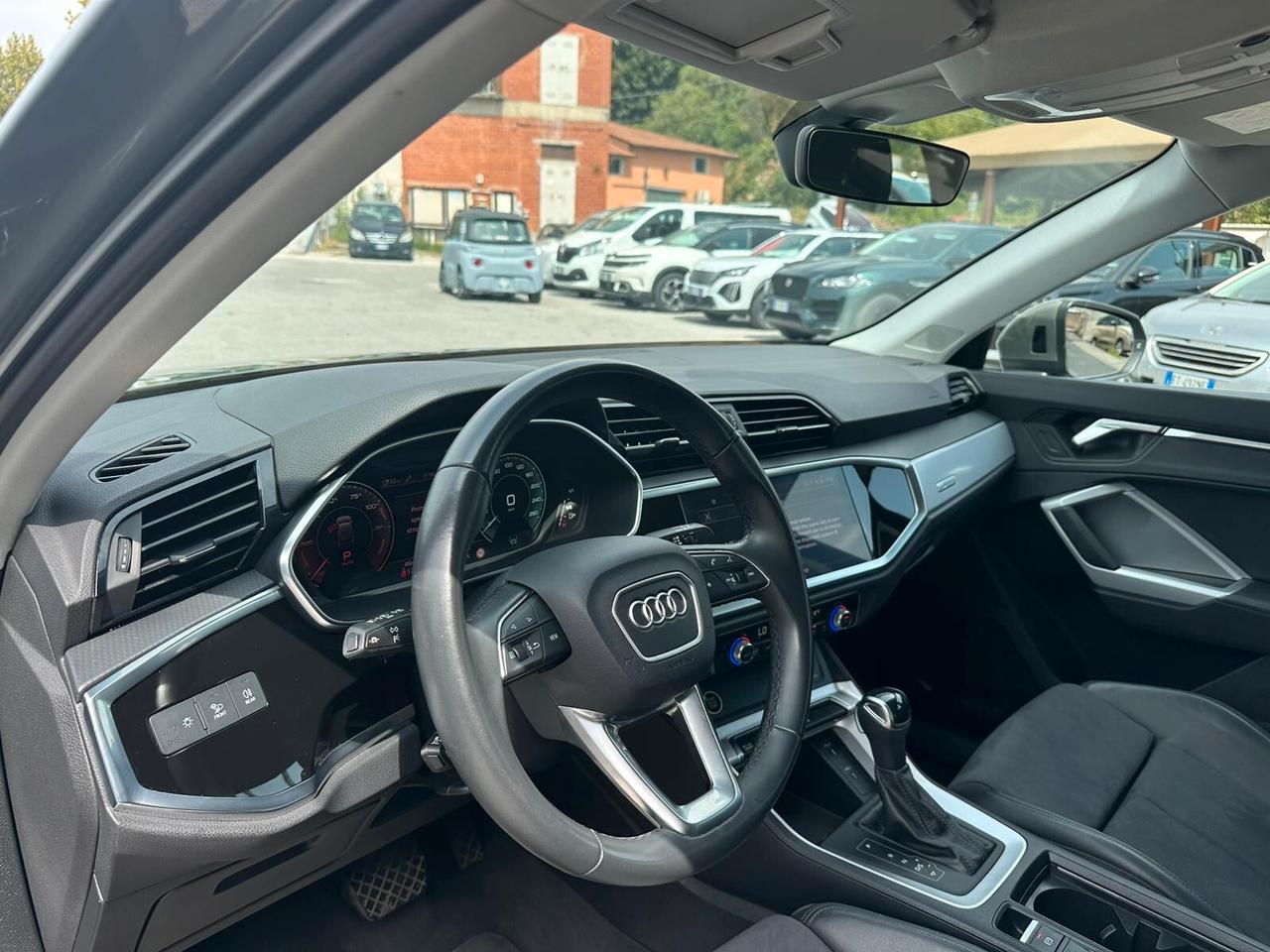 Audi Q3 45 TFSI e S tronic Identity Black