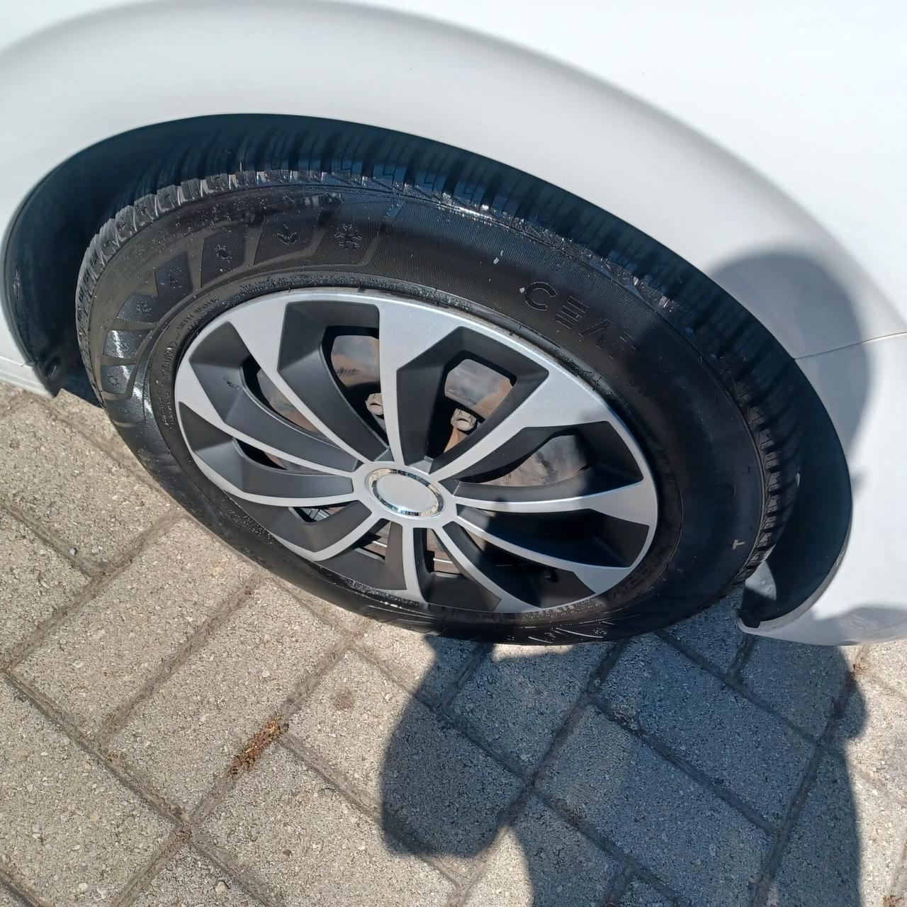 SEMBRA NUOVA PEUGEOT 208 1.4 GPL DI FABBRICA