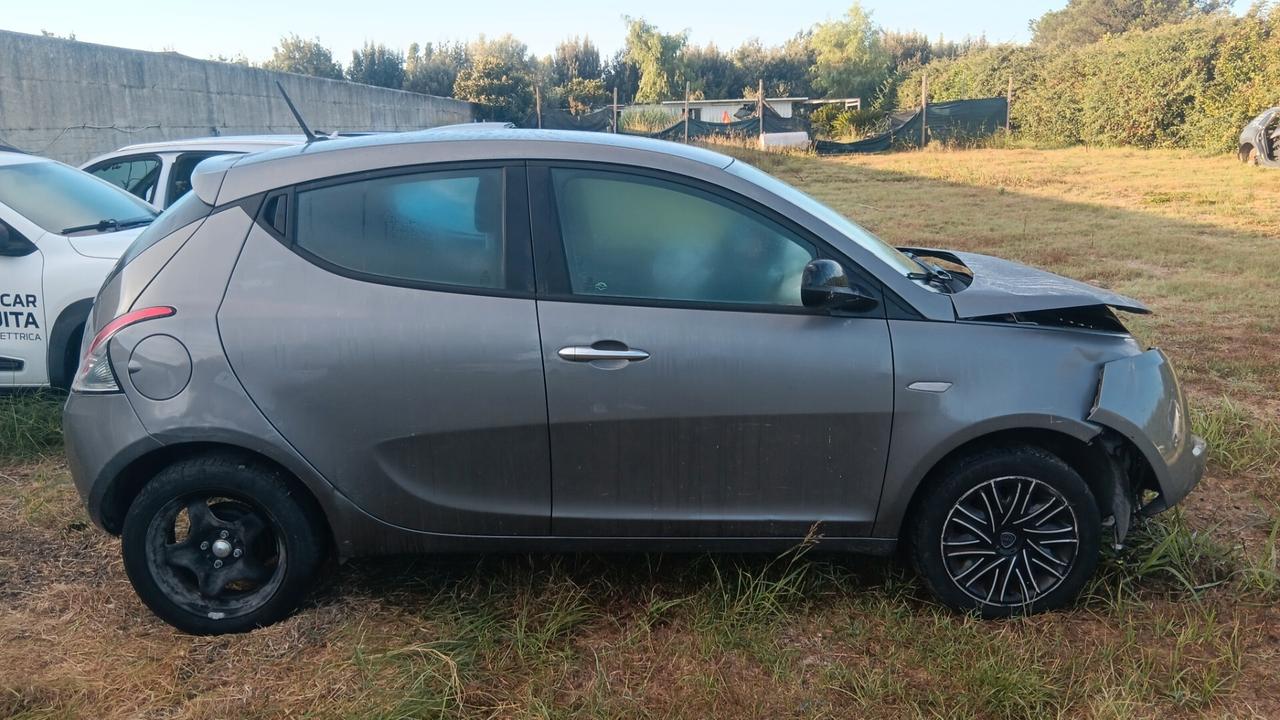 LANCIA YPSILON INCIDENTATA SINISTRATA MONDIALCARS 023