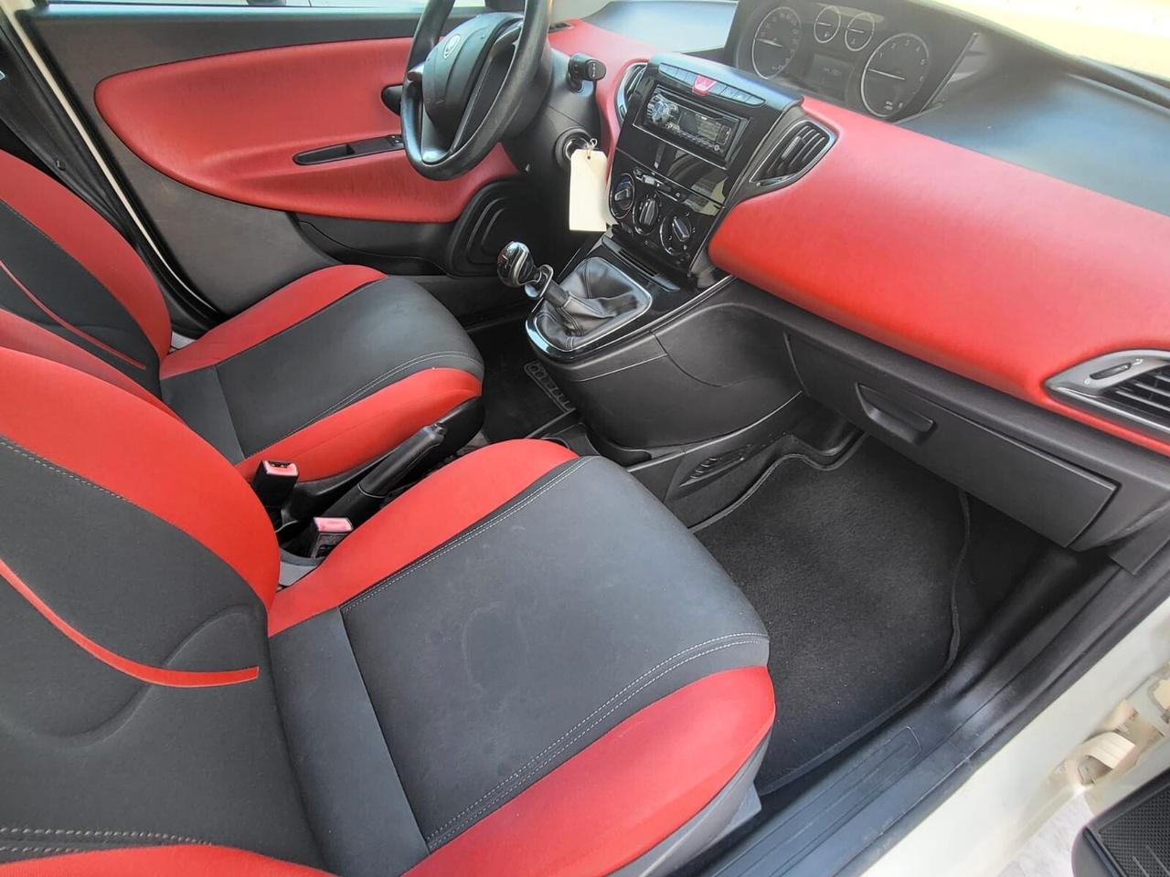 Lancia Ypsilon 1.2 69 CV 5 porte NEOPATENTATI